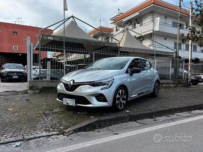 Käytetty Renault Clio V Evolution 100 HP (73 kW) 2023 Harmaa Sedan