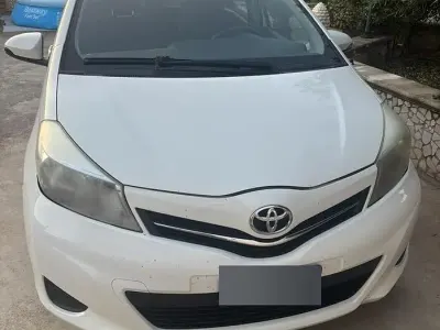 Usata Toyota Yaris 90 CV (66 kW) 2012 Bianco Utilitaria