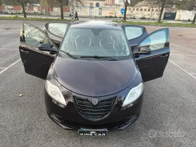 Usado Lancia Ypsilon Gold 85 HP (62 kW) 2014 Roxo Citadino