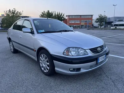 Usata Toyota Avensis 129 CV (94 kW) 2001 Grigio Berlina