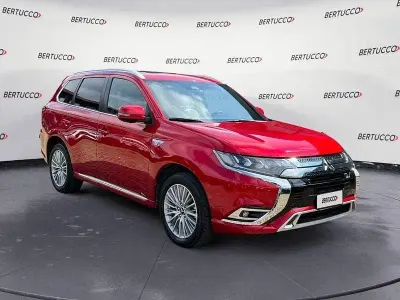 Usata Mitsubishi Outlander P-HEV 224 CV (164 kW) 2019 Rosso SUV