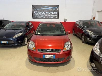 Begagnad Ford Fiesta Ghia 75 HK (55 kW) 2007 Orange Halvkombi