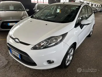 Usado Ford Fiesta Titanium 71 HP (52 kW) 2012 Branco Sedan