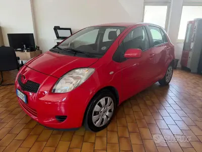Usata Toyota Yaris 69 CV (50 kW) 2007 Rosso Utilitaria
