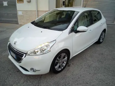 Usata Peugeot 208 Allure 92 CV (67 kW) 2014 Bianco Utilitaria