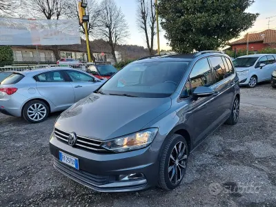 Käytetty VW Touran Highline 115 HP (84 kW) 2017 Harmaa Tila-auto