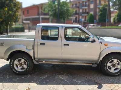 Usata Nissan Navara 133 CV (97 kW) 2002 Grigio Pick-up
