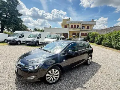Usata Opel Astra Cosmo 140 CV (102 kW) 2011 Nero Station wagon