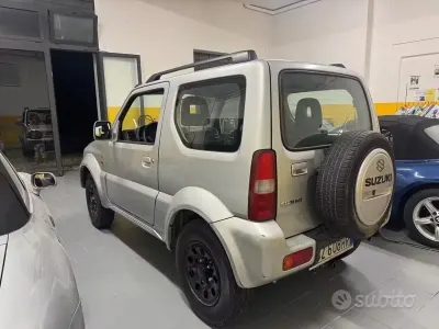 Usata Suzuki Jimny 82 CV (60 kW) 2002 Grigio SUV