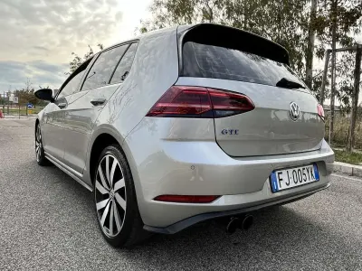 Usata VW Golf VII GTE 204 CV (150 kW) 2017 Grigio Utilitaria
