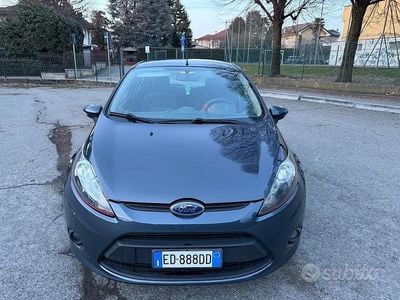 Grigio Usata 2010 Ford Fiesta Berlina | 3500 € (Buon prezzo)