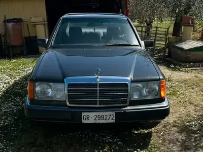 Usata Mercedes 200 122 CV (89 kW) 1992 Nero Berlina