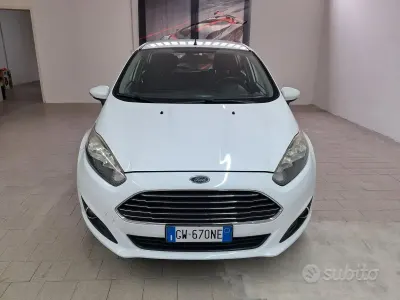 Usado Ford Fiesta 75 CV (55 kW) 2014 Blanco Utilitario