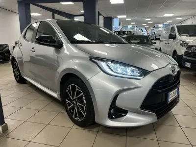 Usata Toyota Yaris Hybrid Lounge 92 CV (67 kW) 2022 Argento Berlina