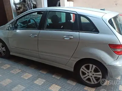 Usata Mercedes B200 136 CV (100 kW) 2010 Grigio Monovolume