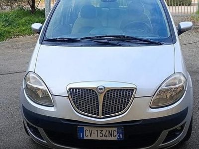 Usado Lancia Musa 95 CV (69 kW) 2005 Gris Monovolumen