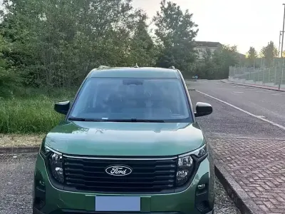 Usata Ford Tourneo Courier 125 CV (91 kW) 2024 Verde Monovolume