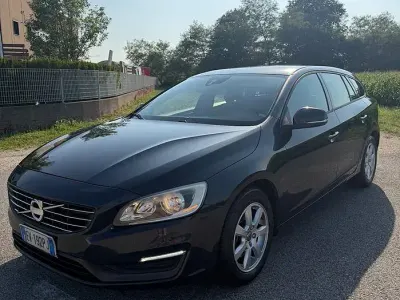Usata Volvo V60 R-Design Momentum 115 CV (84 kW) 2014 Nero Station wagon