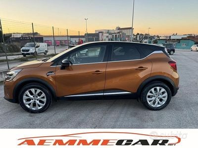 Usata Renault Captur Intens 91 CV (66 kW) 2022 Arancione SUV
