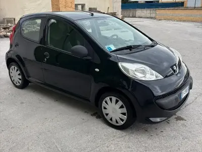Käytetty Peugeot 107 68 HP (50 kW) 2007 Musta Viistoperä