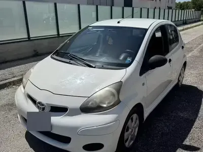 Begagnad Toyota Aygo 68 HK (50 kW) 2011 Vit Halvkombi