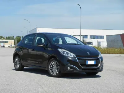 Usata Peugeot 208 Active 82 CV (60 kW) 2016 Nero Utilitaria