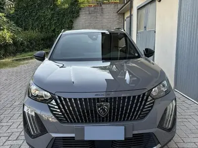 Usata Peugeot 2008 Allure 100 CV (73 kW) 2024 Grigio SUV