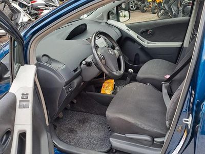 Begagnad Toyota Yaris 69 HK (50 kW) 2007 Blå Halvkombi