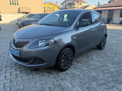 Usata Lancia Ypsilon Gold 69 CV (50 kW) 2022 Grigio scuro Utilitaria