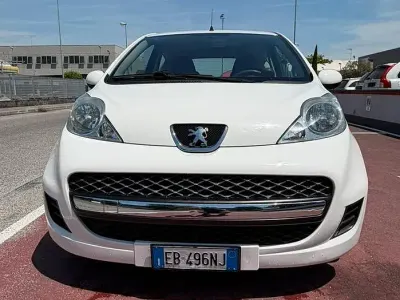 Usata Peugeot 107 68 CV (50 kW) 2010 Utilitaria