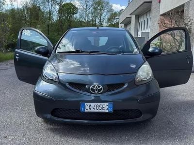 Usata Toyota Aygo 68 CV (50 kW) 2005 Grigio Utilitaria