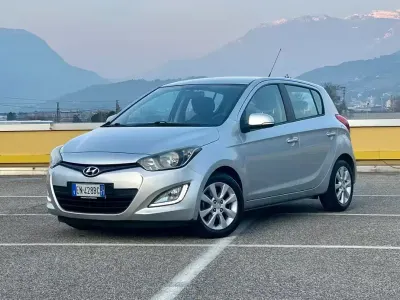 Usata Hyundai i20 Edition 75 CV (55 kW) 2013 Grigio Utilitaria