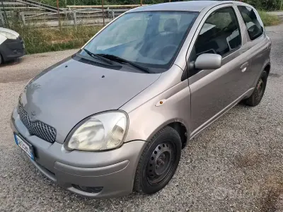 Usata Toyota Yaris 87 CV (63 kW) 2004 Marrone Berlina