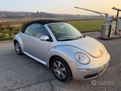 Usata VW New Beetle 102 CV (75 kW) 2010 Grigio Utilitaria