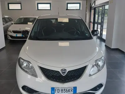 Usata Lancia Ypsilon 69 CV (50 kW) 2016 Bianco Utilitaria
