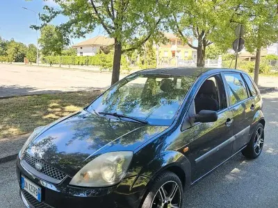 Usata Ford Fiesta 68 CV (50 kW) 2005 Nero Utilitaria