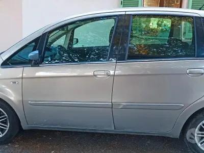 Usata Lancia Musa 90 CV (66 kW) 2008 Giallo Monovolume