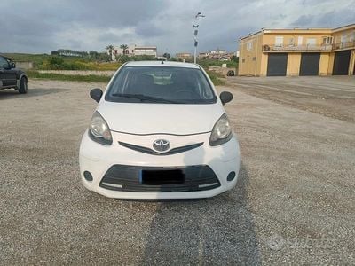 Usata Toyota Aygo Connect Style 68 CV (50 kW) 2012 Bianco Utilitaria