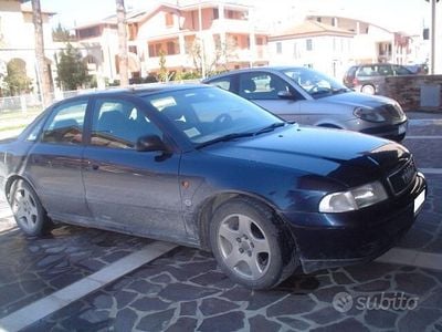 Begagnad Audi A4 125 HK (91 kW) 1995 Blå Sedan