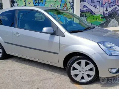 Usata Ford Fiesta 68 CV (50 kW) 2005 Grigio Utilitaria