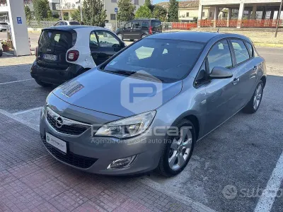Usata Opel Astra Cosmo 110 CV (80 kW) 2012 Grigio Utilitaria