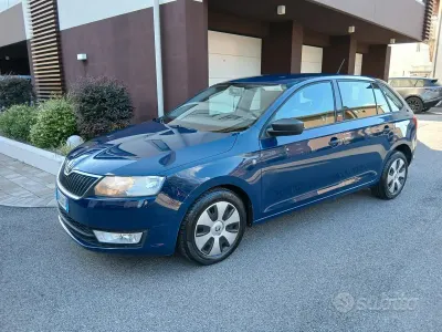 Usado Skoda Rapid Active 86 CV (63 kW) 2014 Azul Utilitario