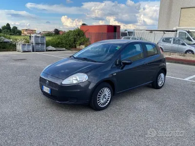 Usata Fiat Grande Punto Dynamic 77 CV (56 kW) 2007 Grigio Utilitaria