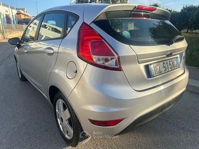 Usata Ford Fiesta 95 CV (69 kW) 2015 Grigio Utilitaria