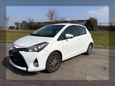 Usata Toyota Yaris Lounge 69 CV (50 kW) 2016 Bianco Berlina