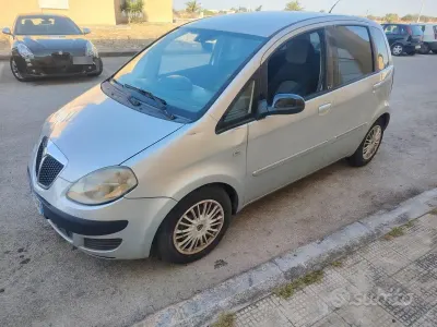 Usata Lancia Musa 105 CV (77 kW) 2006 Grigio Monovolume