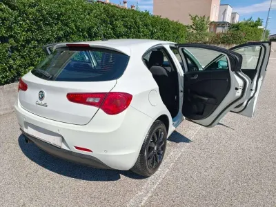 Usata Alfa Romeo Giulietta 88 CV (64 kW) 2015 Bianco Utilitaria