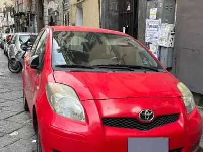 Usata Toyota Yaris 65 CV (47 kW) 2011 Rosso Utilitaria