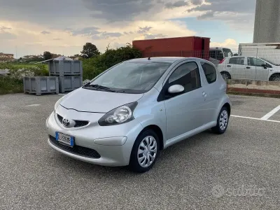 Usata Toyota Aygo 68 CV (50 kW) 2007 Grigio Utilitaria