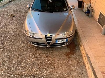 Usata Alfa Romeo 147 120 CV (88 kW) 2001 Grigio Utilitaria